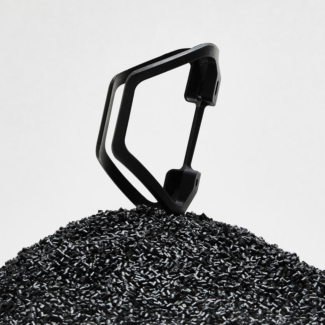 Frame-mounted bottle cage with side opening for a 380ml bottle. 6