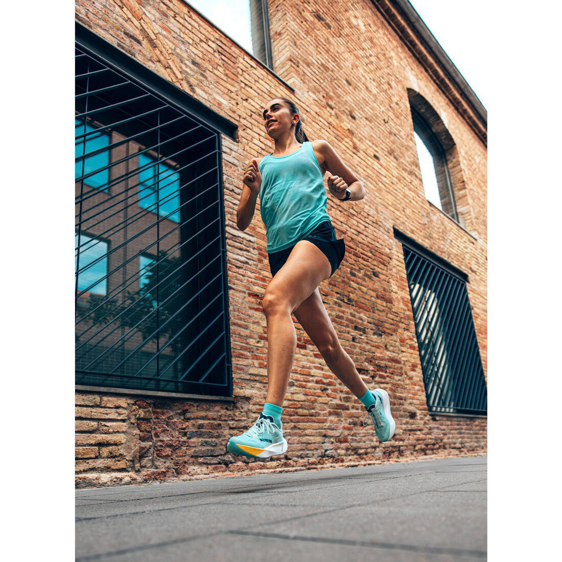 Shortse 2-në-1 për vrap në natyrë për femra, Kiprun Run 500 Comfort - E zezë 10