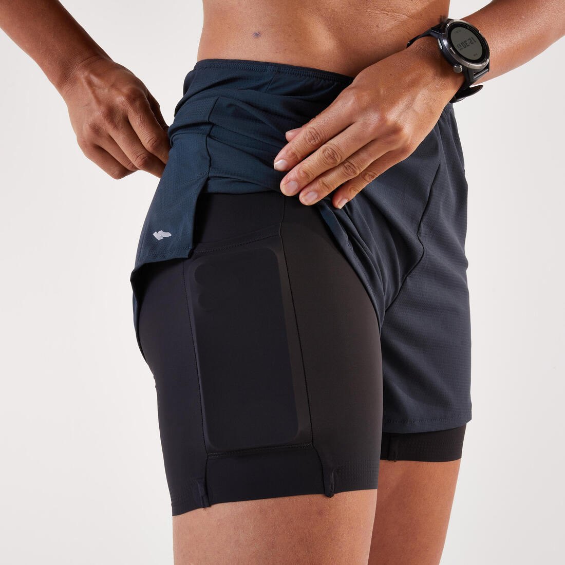 Shortse 2-në-1 për vrap në natyrë për femra, Kiprun Run 500 Comfort - E zezë 7