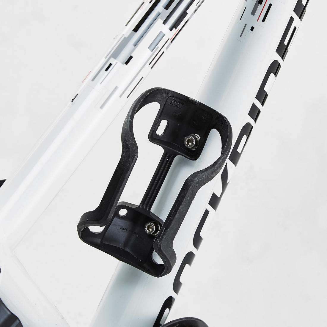 Frame-mounted bottle cage with side opening for a 380ml bottle. 3